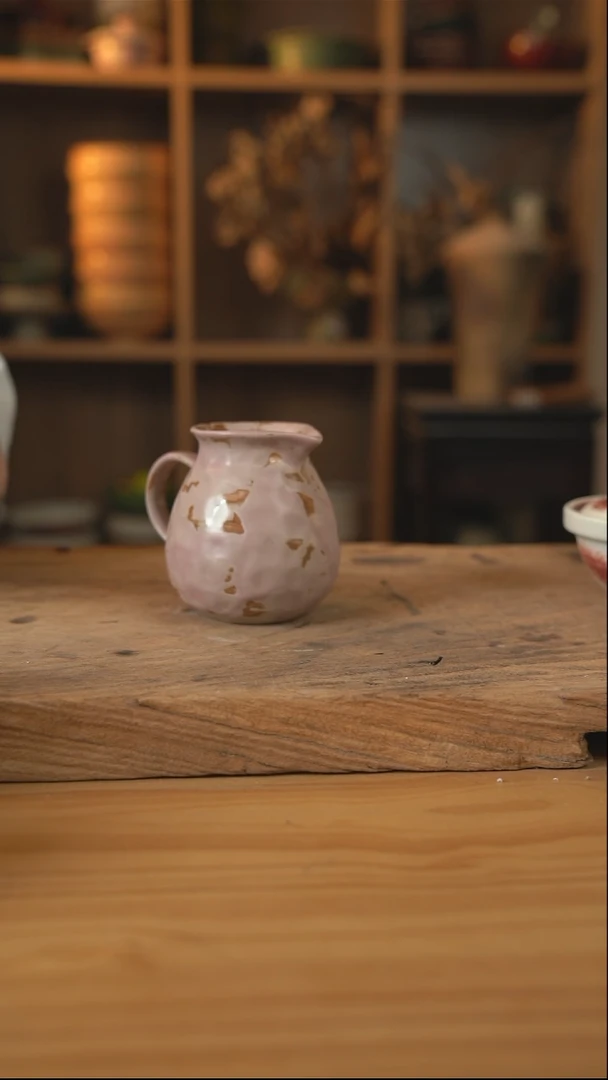 粉棕色的企鹅奶壶