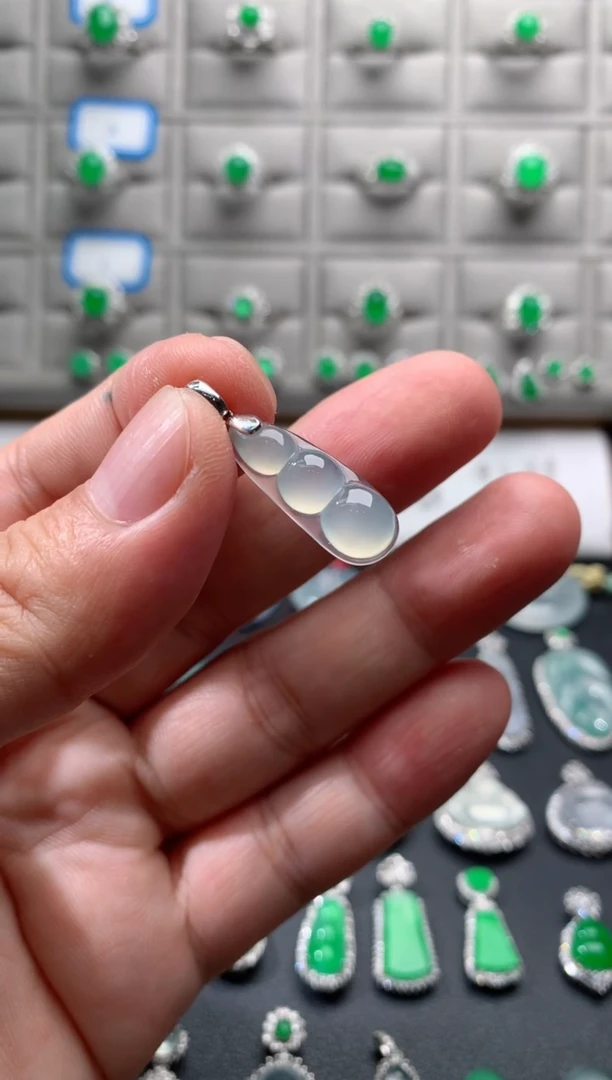 颈饰18K金镶嵌翡翠18K翡翠