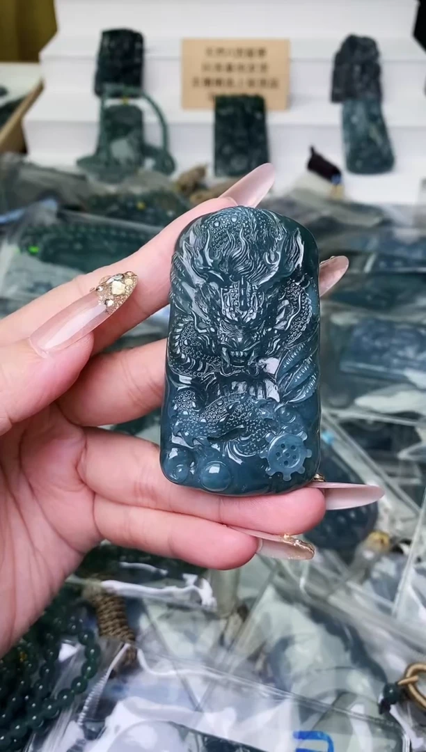 颈饰未镶嵌翡翠