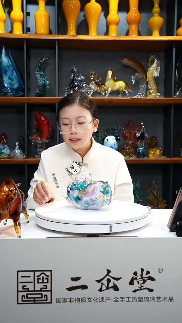 手工艺品琉璃摇摇猪