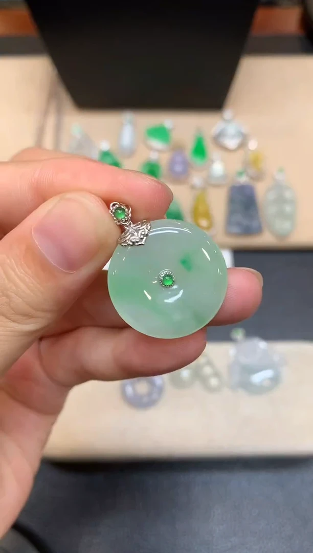 颈饰18K金镶嵌翡翠平安扣【无服务费
