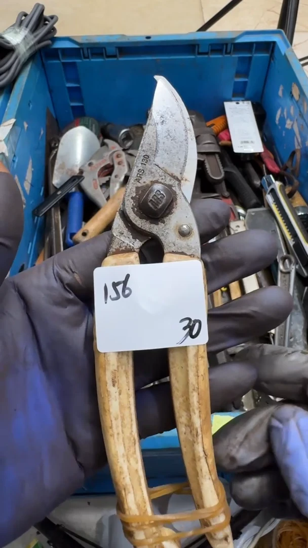 红**耀家用五金工具一个