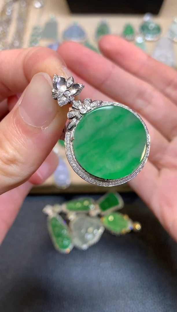 【闪购商品】翡翠颈饰18K金镶嵌无事牌【无服务费】