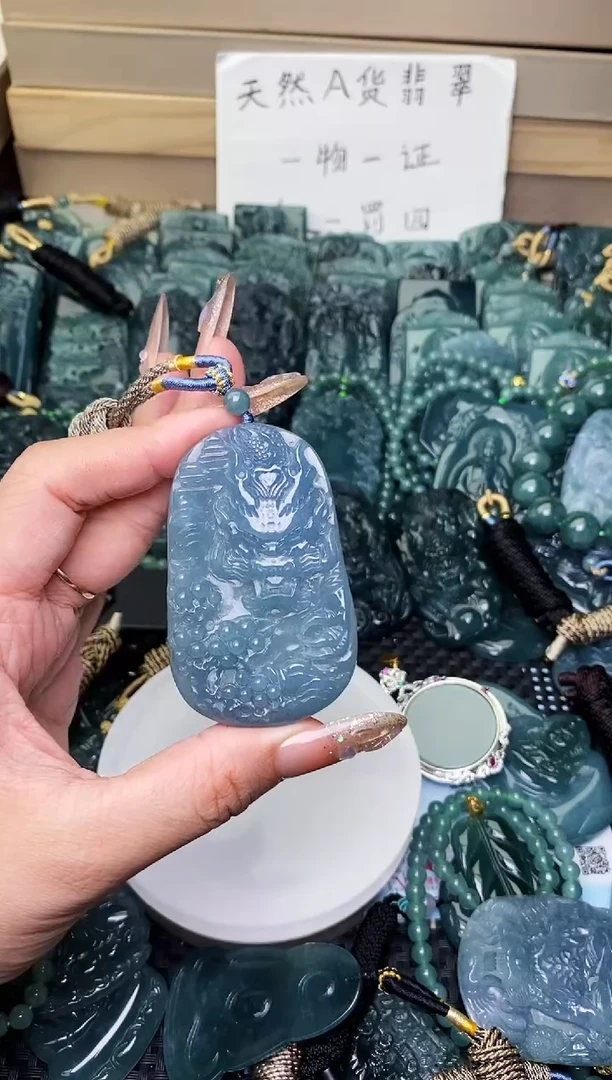 颈饰未镶嵌翡翠