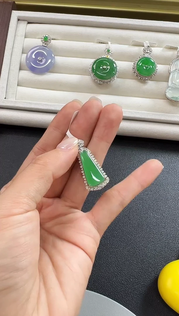 颈饰18K金镶嵌翡翠KGJH1212-092