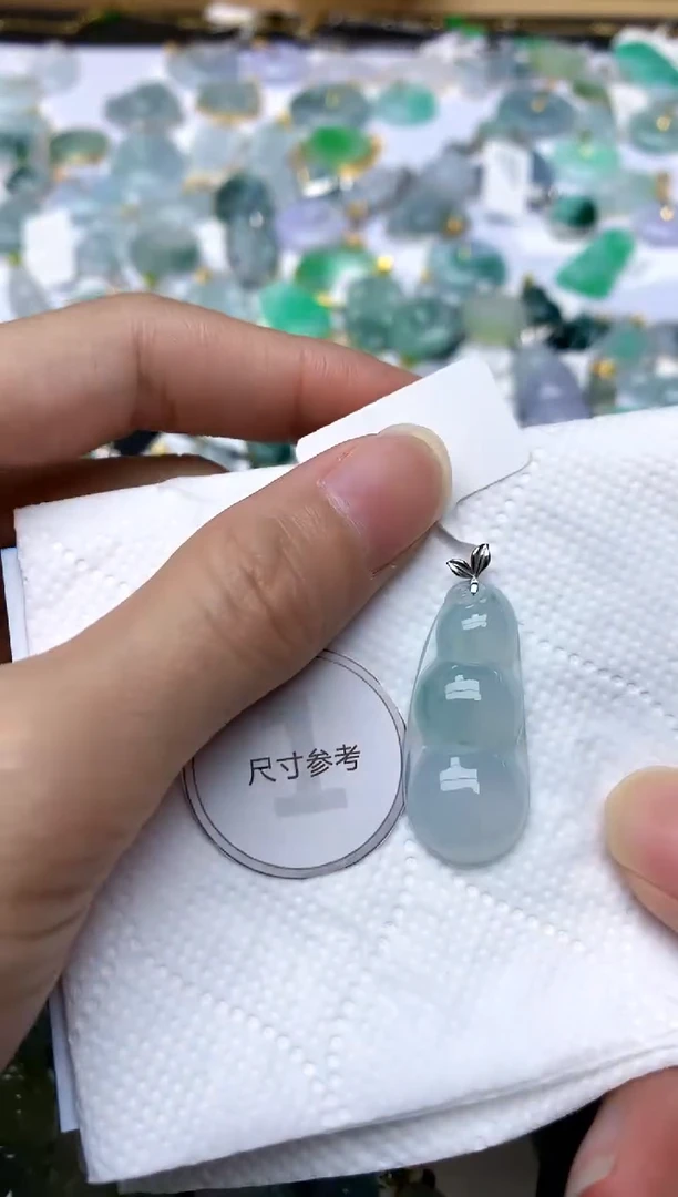 颈饰18K金镶嵌翡翠天然A货翡翠