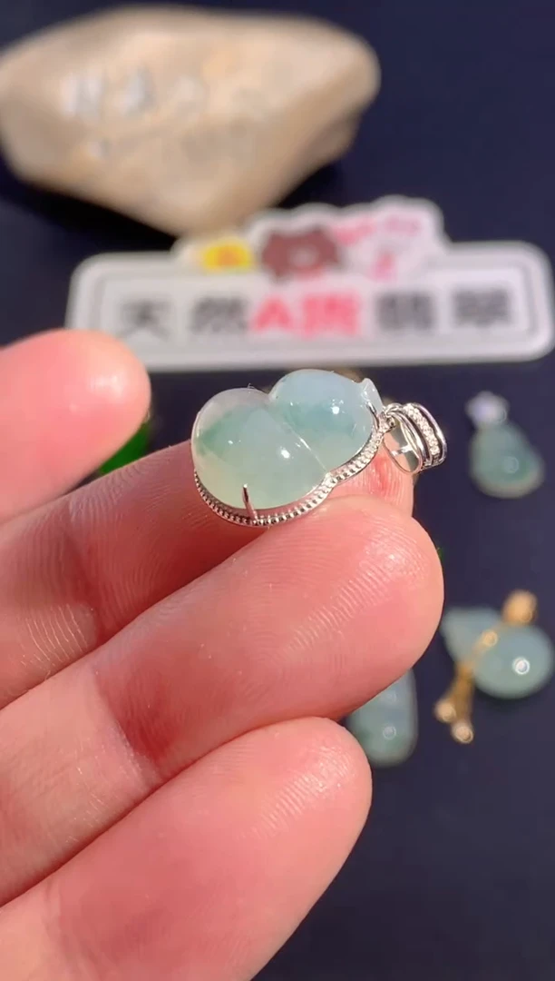 颈饰18K金镶嵌翡翠