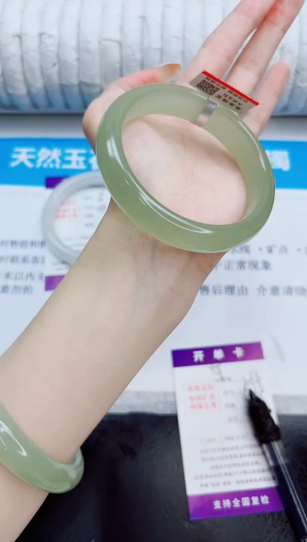 未镶嵌手镯石英质玉158/62