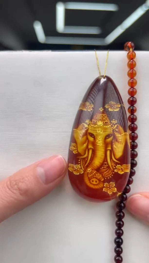 琥珀颈饰未镶嵌象神