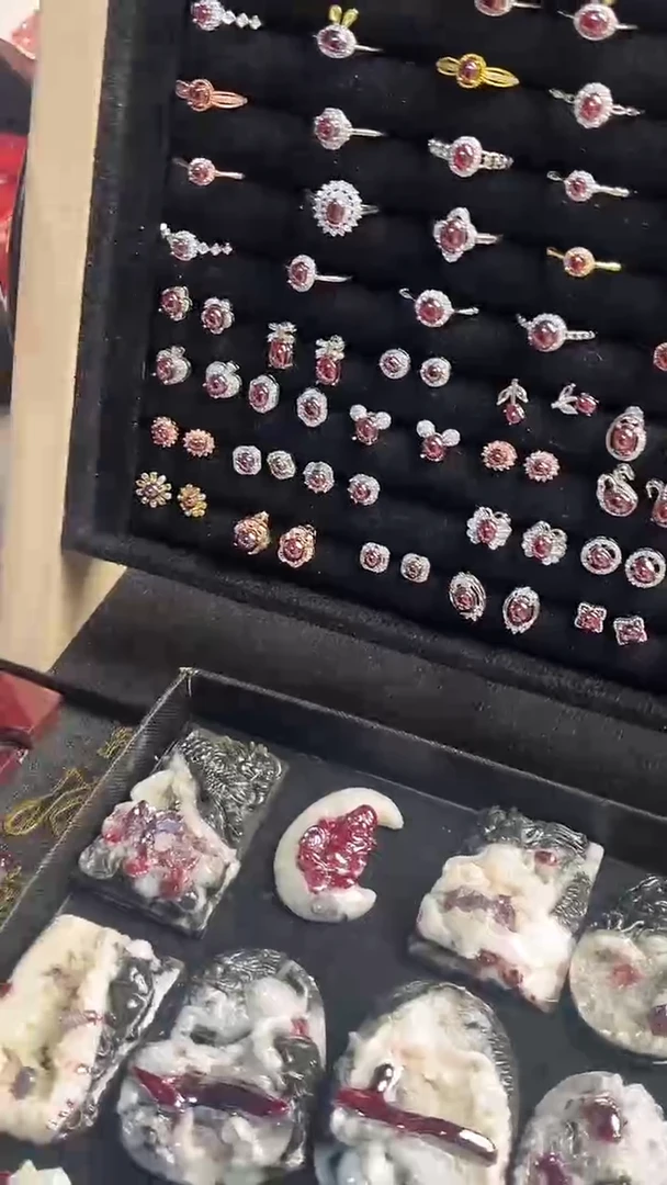 天然辰砂朱砂单晶体耳钉