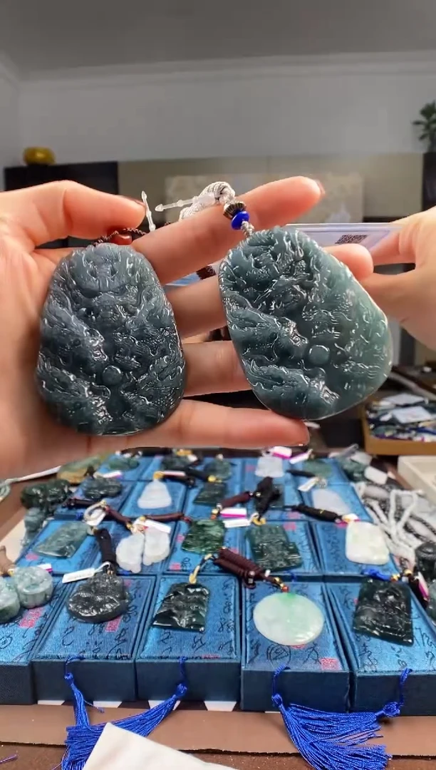 颈饰未镶嵌翡翠  多样性发其一