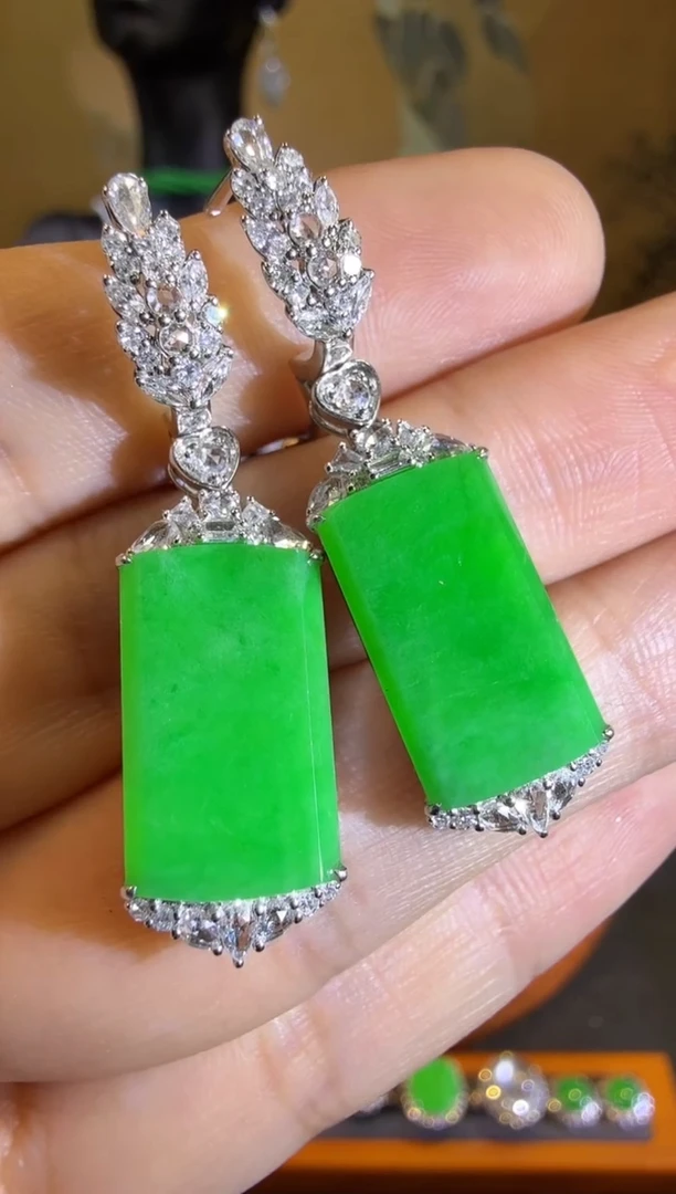 【闪购商品】翡翠耳饰18K金镶嵌高冰正阳满绿无事牌耳坠