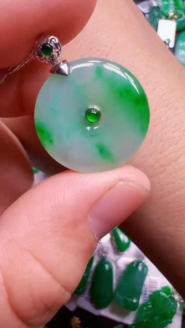 颈饰18K金镶嵌翡翠扣