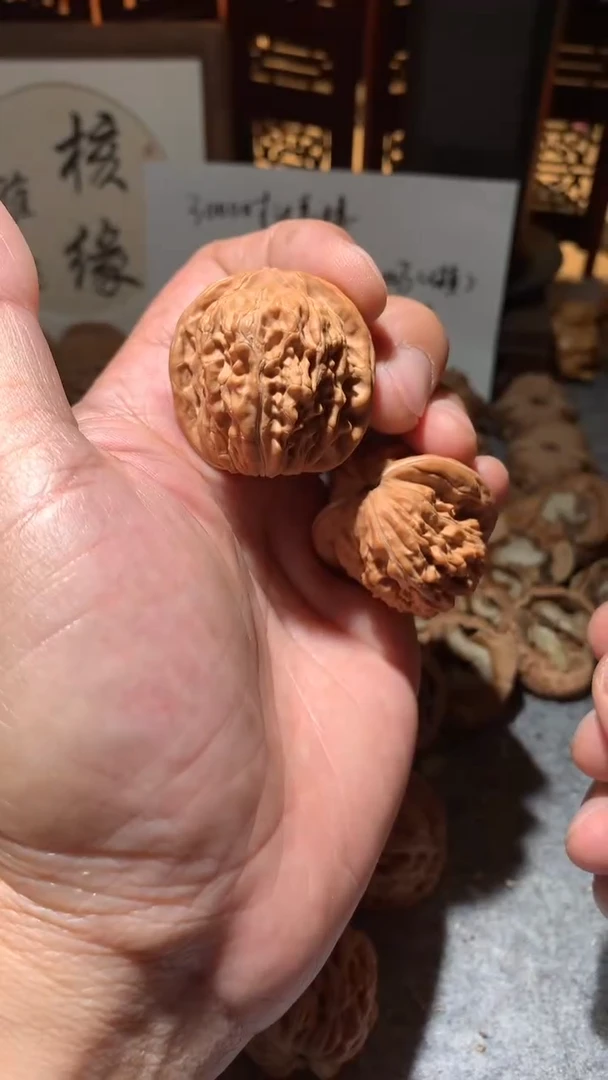 文玩核桃把件【核缘雅趣】35左右汉高楼，同尺寸随机发