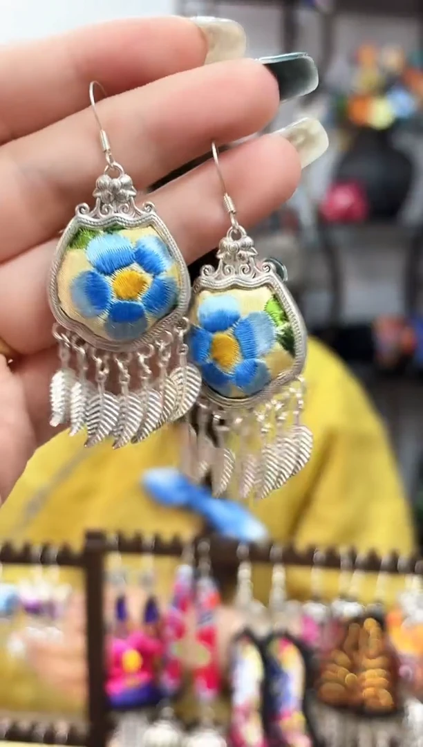 织绣云织瑶非遗老绣饰品257