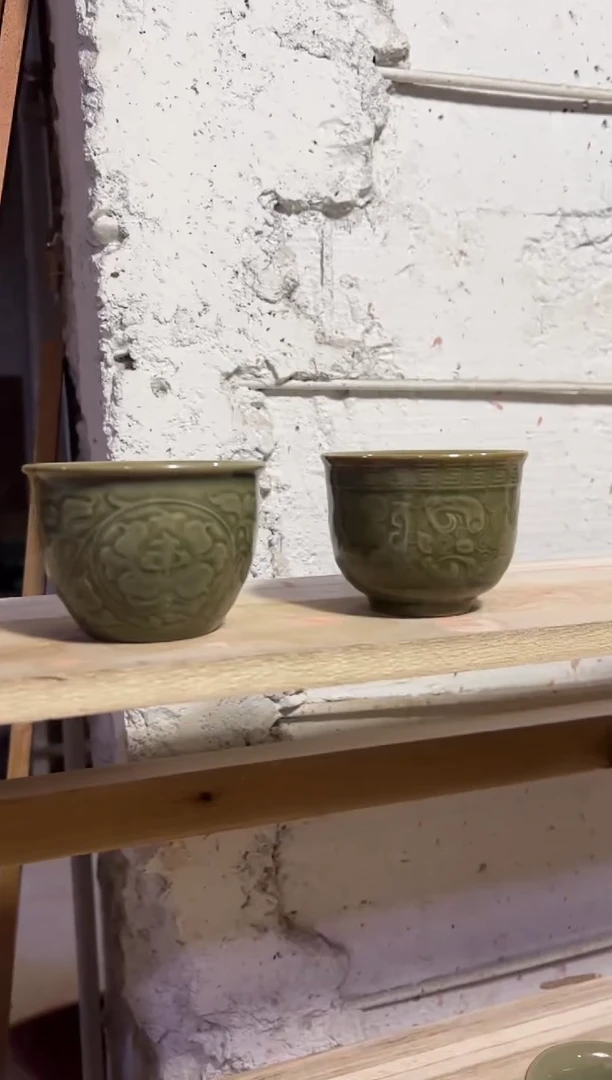 微瑕耀州窑青瓷饕餮纹缸杯+牡丹纹缸杯