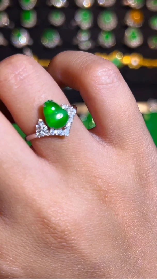 颈饰未镶嵌翡翠戒指