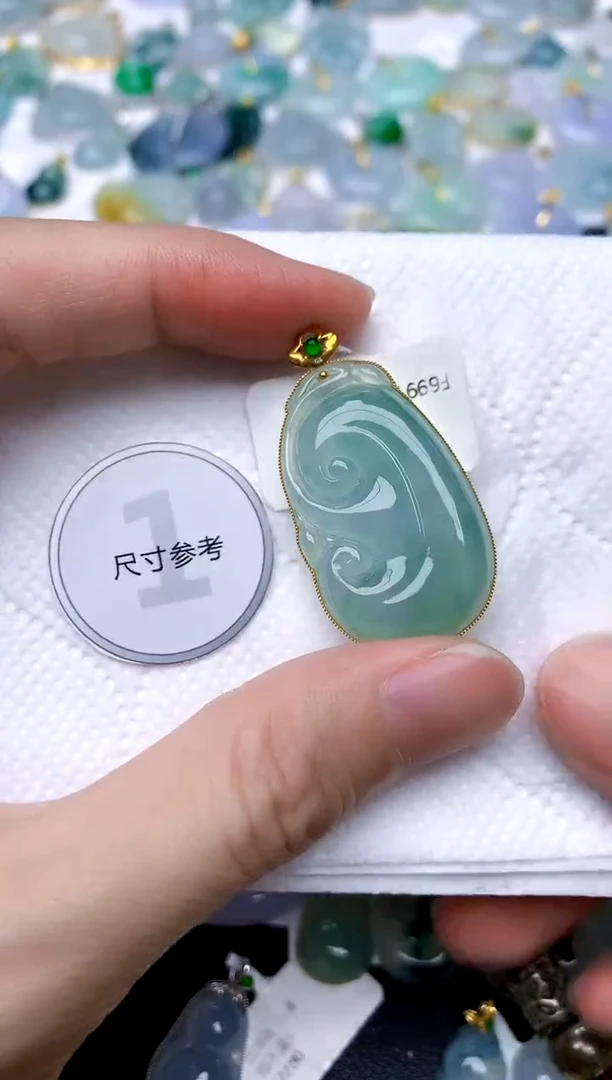 颈饰18K金镶嵌翡翠天然A货翡翠