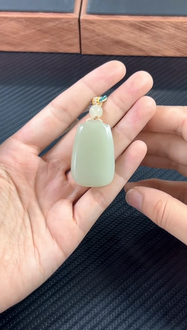 吊坠(赠链)未镶嵌和田玉且末微色差迪克兰一细