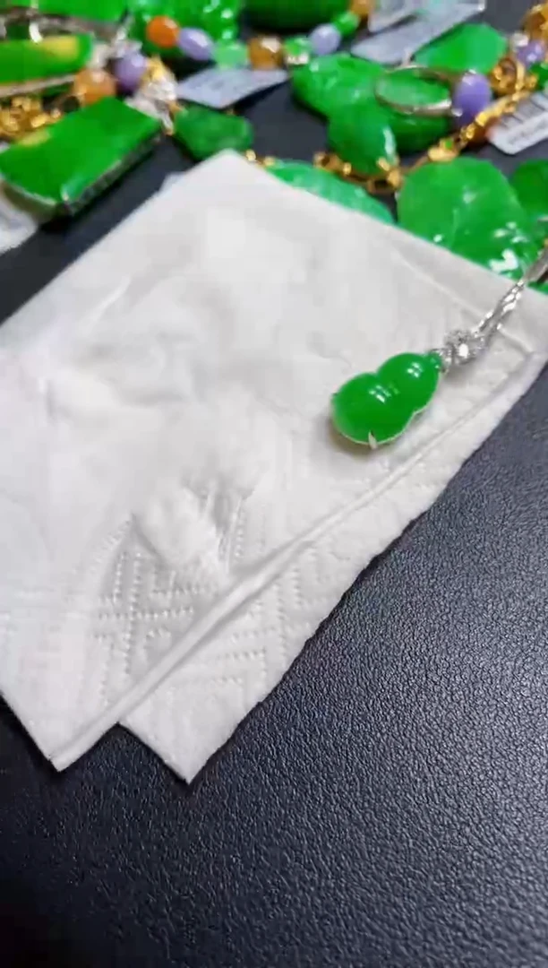 翡翠18K金镶嵌颈饰葫芦