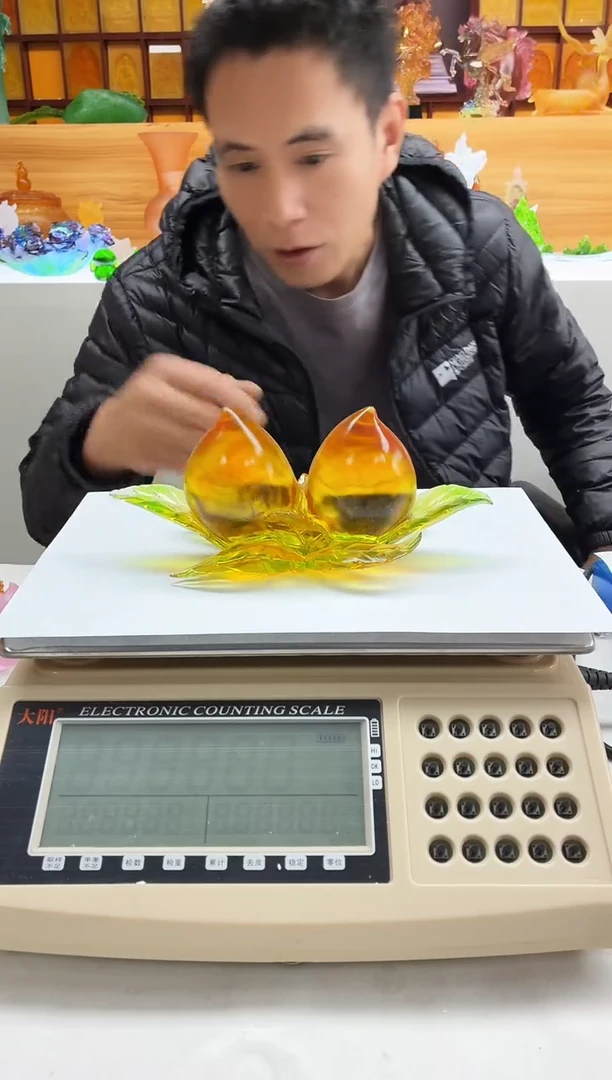 手工艺品琉璃琥珀色寿桃21*9*11公分