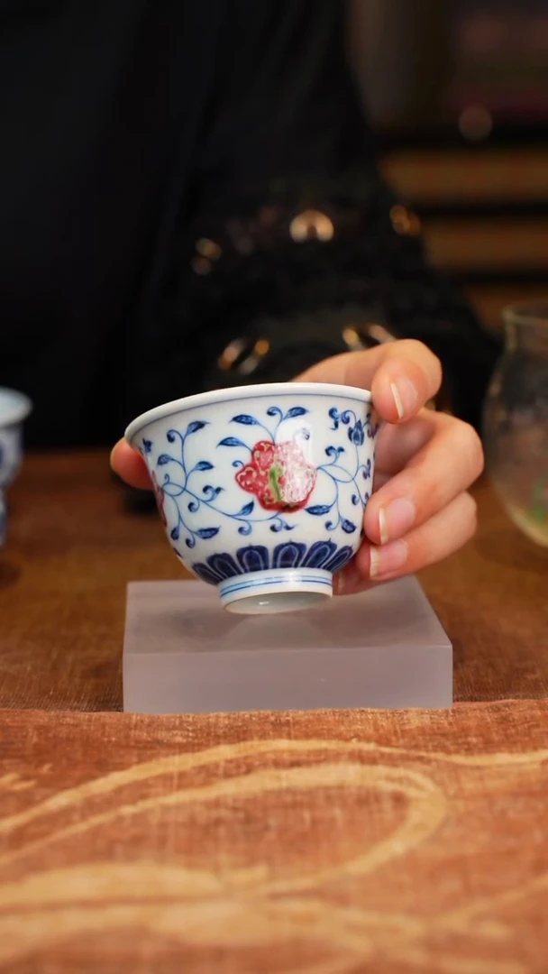 和然窑青花釉里红缠枝莲纹小压手杯