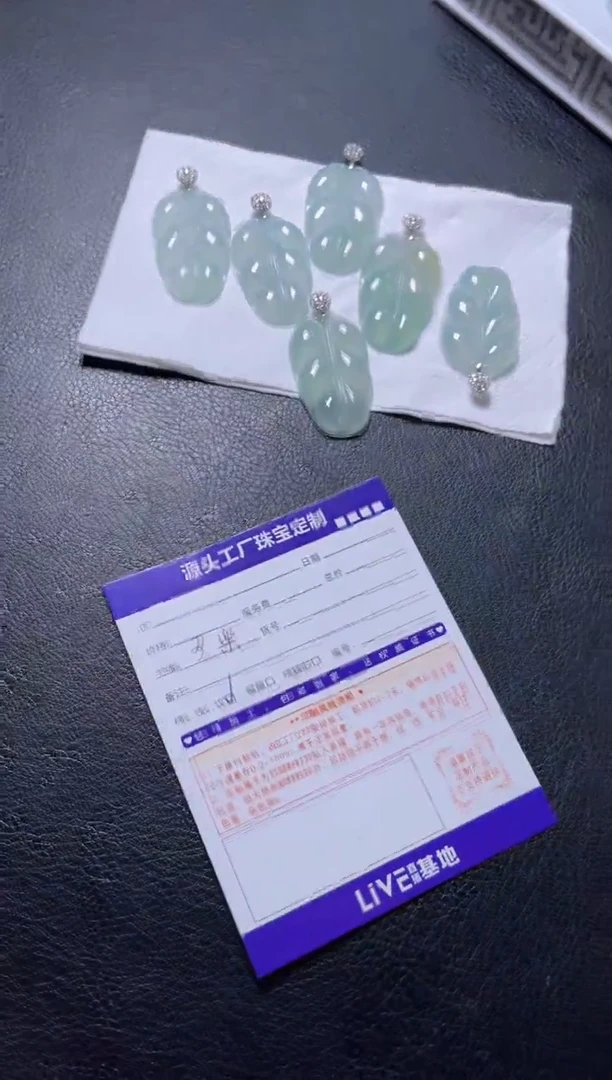 18K金镶嵌挂件翡翠/多样性发一件