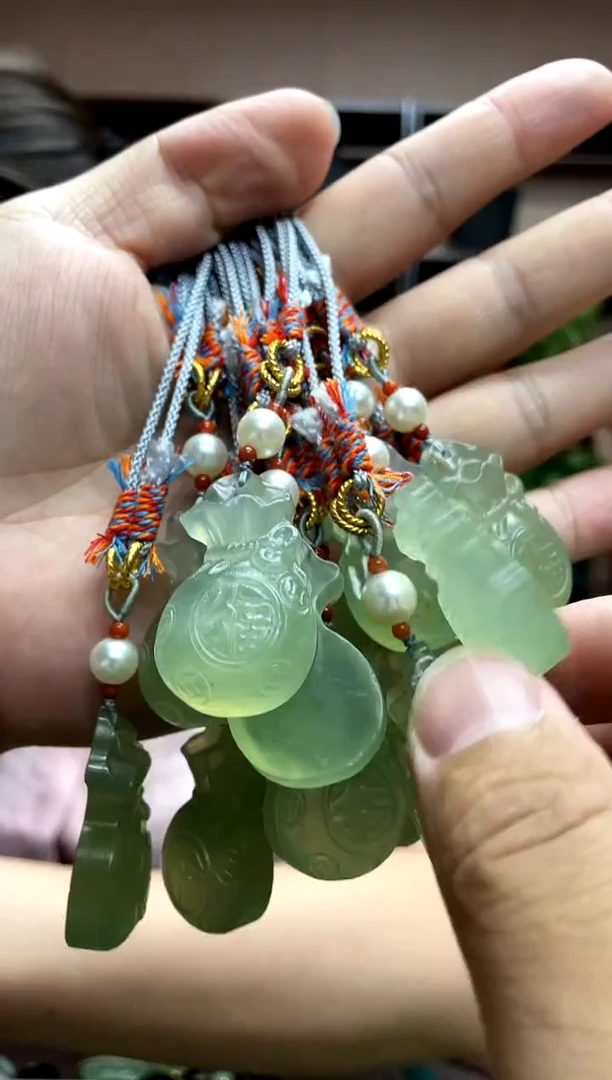 岫玉未镶嵌吊坠多样性发货发其中之一