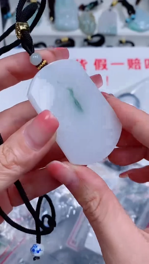 翡翠未镶嵌颈饰吊坠