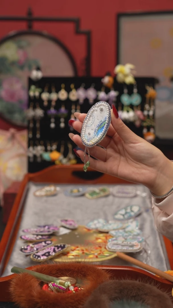 刺绣?****এ非遗绒花苏绣饰品