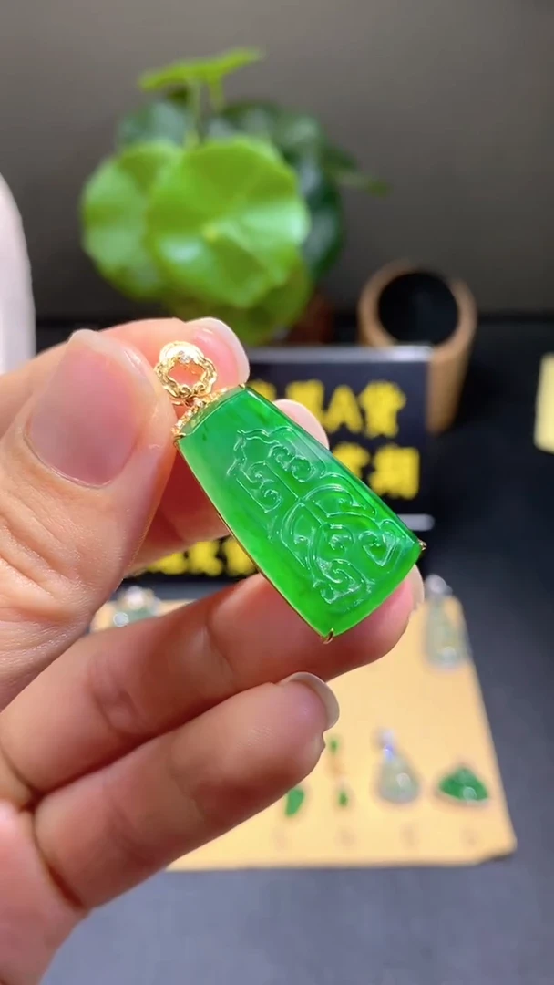 颈饰18K金镶嵌翡翠翡翠A货
