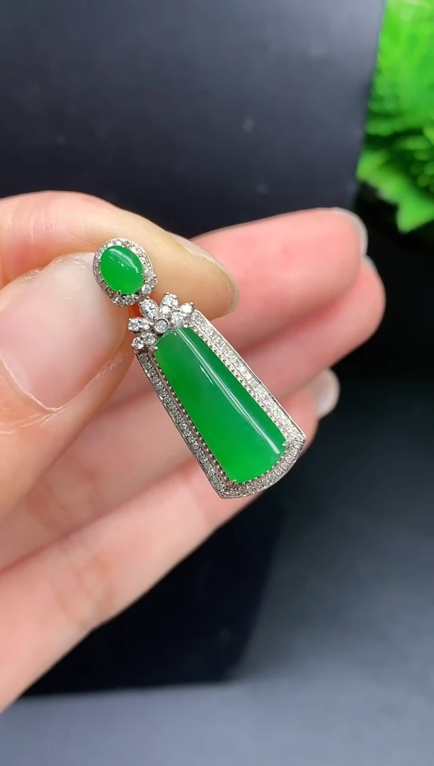 翡翠18K金镶嵌颈饰无事牌