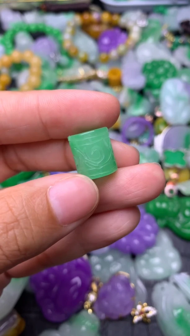 颈饰未镶嵌翡翠缅甸翡翠吊坠