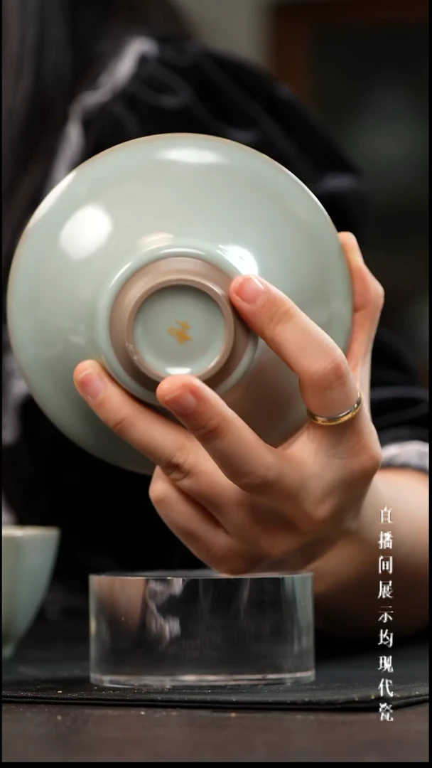 景德镇汝窑杯杯。
