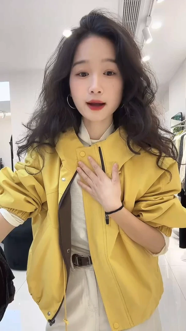 黄色冲锋衣，带帽小版型