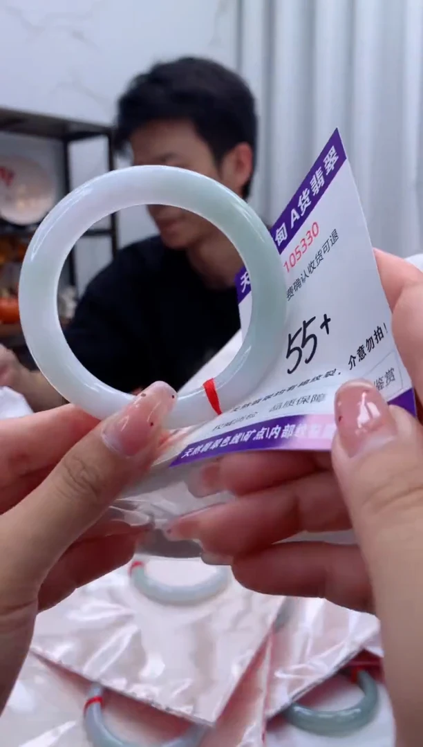 未镶嵌手镯翡翠有纹，完美者勿拍