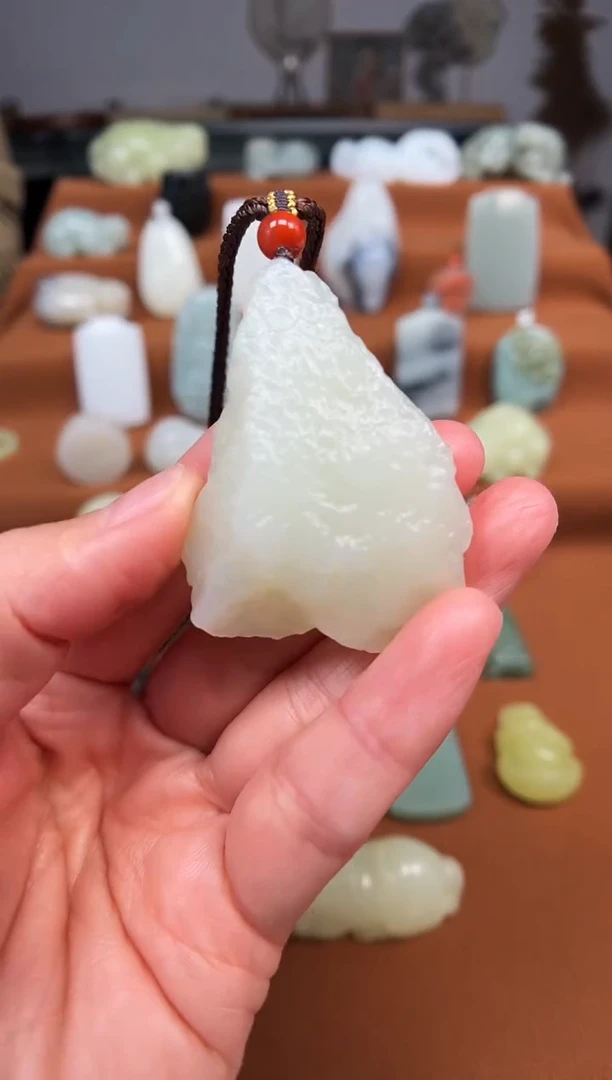 颈饰未镶嵌和田玉原石