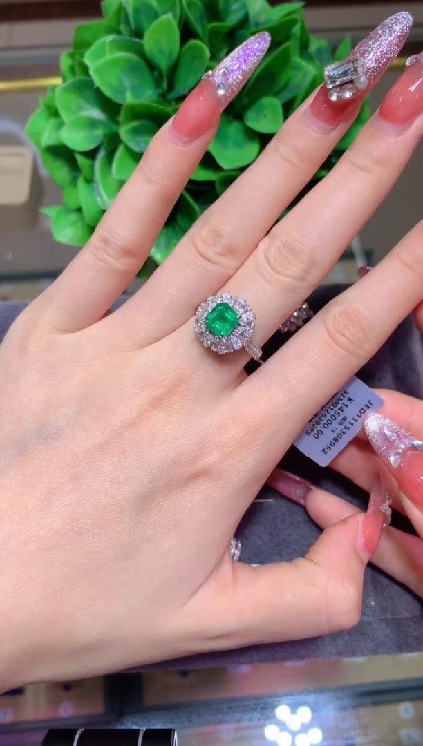 18K金镶嵌戒指祖母绿1.3CT