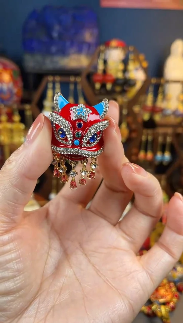 【闪购商品】382号醒狮红色珐琅流苏胸针