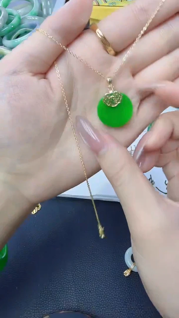 吊坠(赠链)未镶嵌翡翠翡翠满绿圆牌吊坠G113