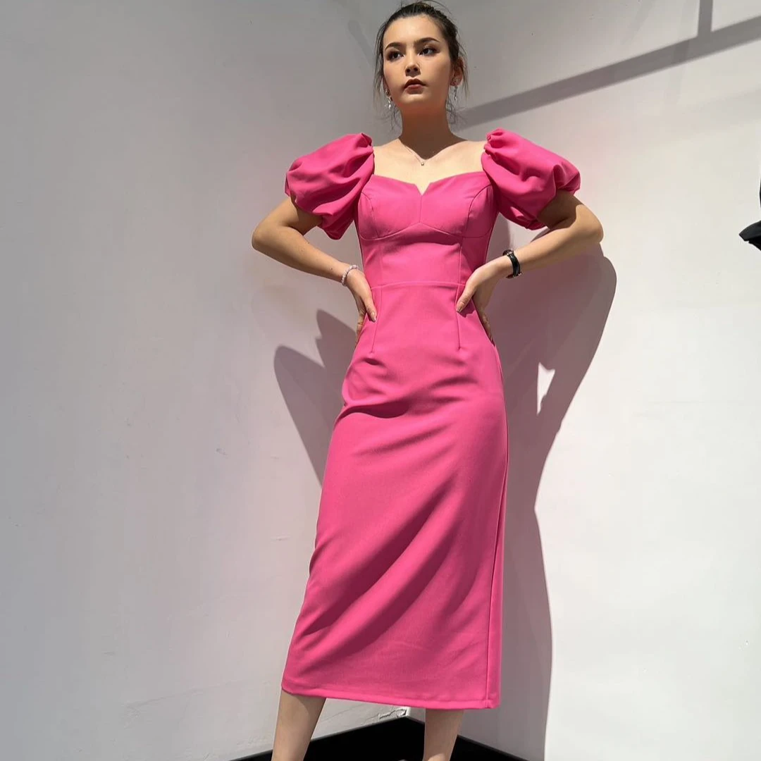 玫瑰红白色一字领连衣裙