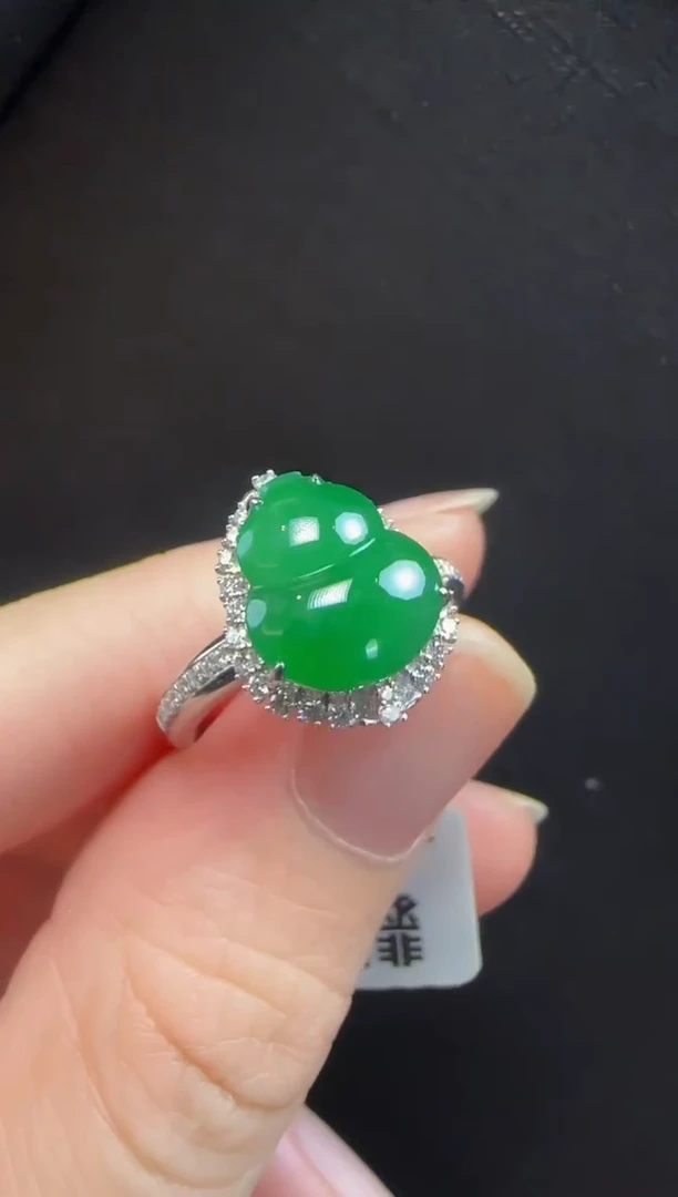 18K金镶嵌戒指翡翠259葫芦一枚