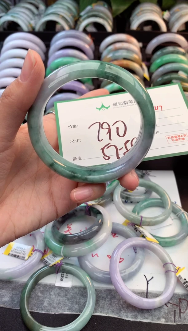 未镶嵌定制翡翠毛货需精细抛光+多人