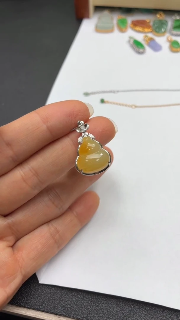 颈饰18K金镶嵌翡翠天然翡翠A货