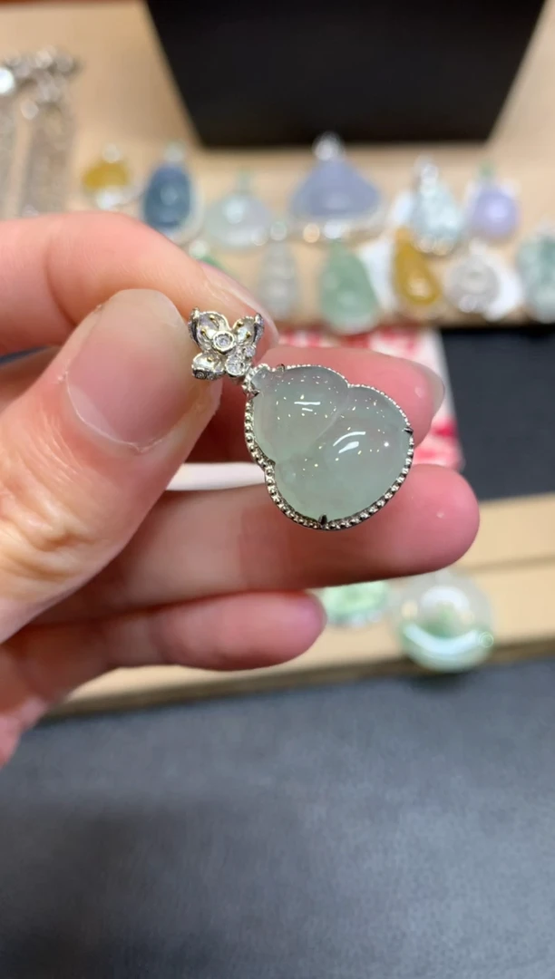 【闪购商品】翡翠颈饰18K金镶嵌葫芦【无服务费】