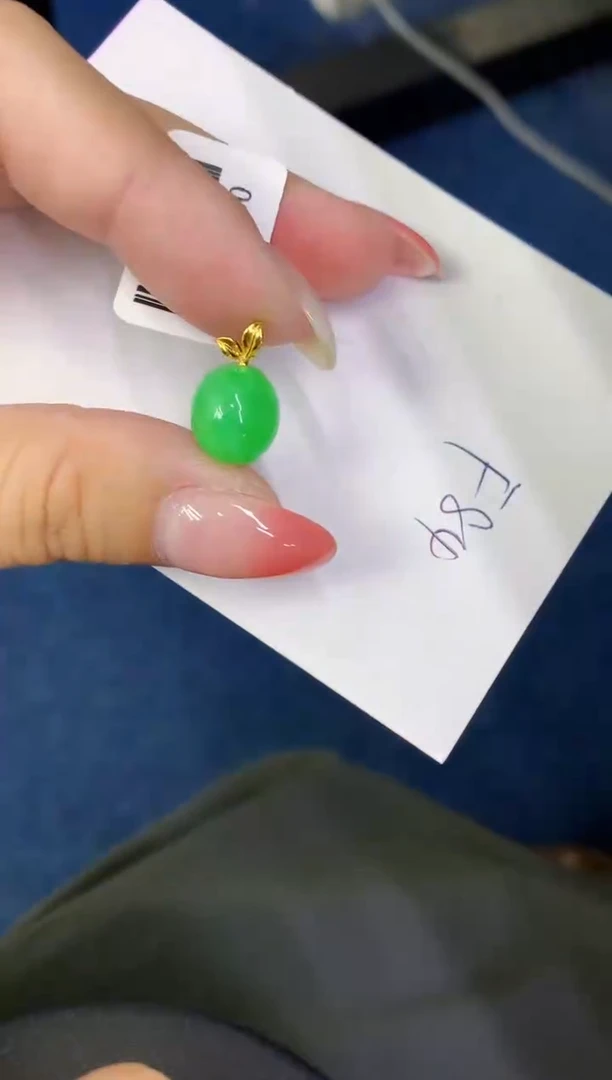 翡翠18K金镶嵌颈饰缅甸天然翡翠A货