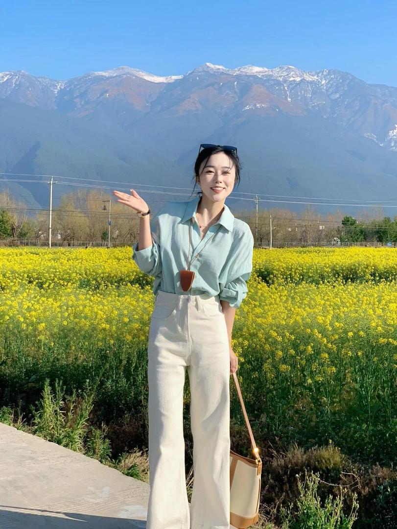 【小自在】温柔风欧若绿长袖衬衫设计感小众宽松上衣搭配白色牛仔裤