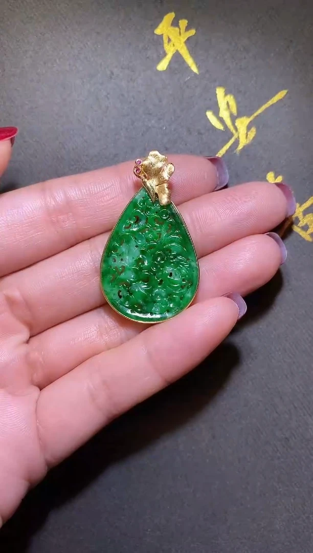 【闪购商品】翡翠颈饰18K金镶嵌翡翠花青吊坠