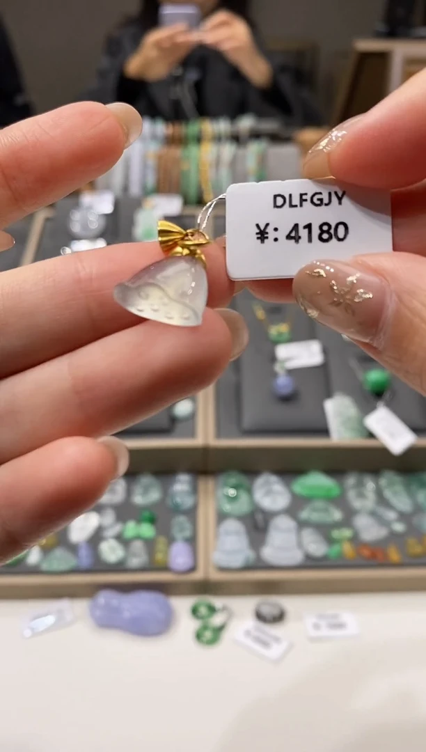 颈饰18K金镶嵌翡翠莲蓬