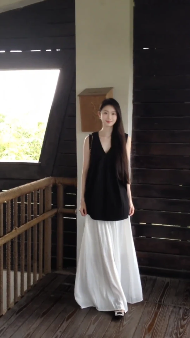 夏季薄款法式黑色v领宽松下摆无袖背心上衣搭高腰显瘦半身裙套装